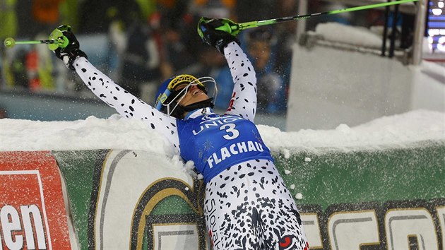 Slovensk lyaka Veronika Velez-Zuzulov se raduje z triumfu ve slalomu ve Flachau.