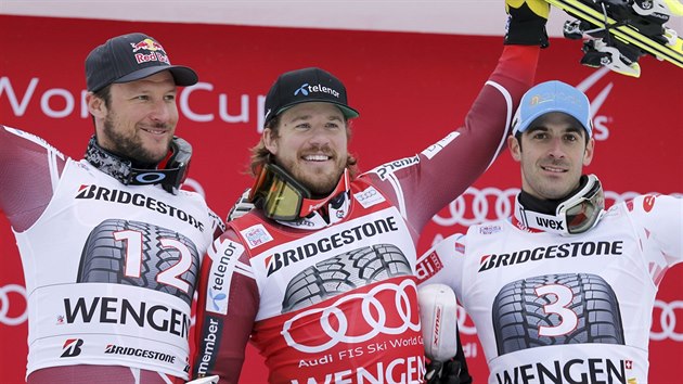 Ti nejlep v kombinaci ve Wengenu. Zleva druh Lund Svindal, vtz Kjetil Jansrud a tet Adrien Theaux.