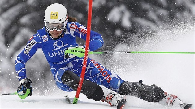 Slovensk lyaka Petra Vlhov na trati slalomu ve Flachau.