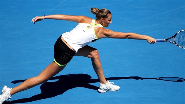 eská tenistka Karolína Plíková v duelu 1. kola Australian Open s Francouzkou...
