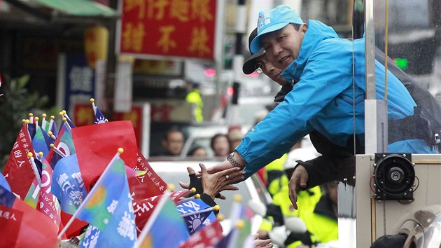 Pedseda tchajwansk nsk nrodn strany Kuomintang Eric chu bhem sv prezidentsk kampan (13. ledna 2016).