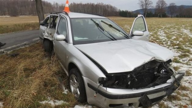 idii se lednov jzda na letnch pneumatikch po Jesenicku nevyplatila, po smyku narazil do stromu a dalho auta. Vz pak skonil na louce.