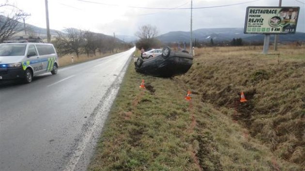 Mladk vyjel na kluzk silnice na letnch pneumatikch, pobl Zlatch Hor skonilo po po smyku pevrcen na stee.