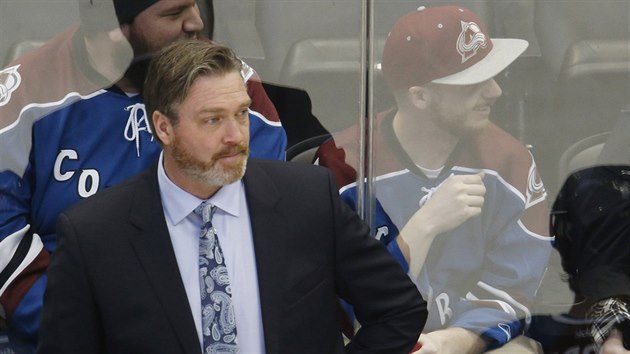 Patrick Roy sleduje zápas svého Colorada.