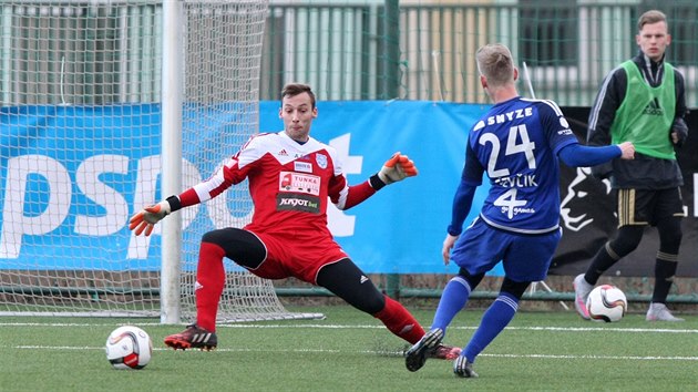 Olomouck fotbalista Petr evk se pokou pokoit znojemskho glmana Jiho Doleka.