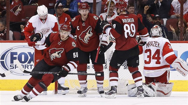 Detroitsk brank Petr Mrzek kle na led pekonan, raduj se arizont Mikkel Boedker (89), Antoine Vermette (50) a kapitn tmu Shane Doan.