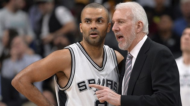 Tony Parker ze San Antonia naslouch svmu trenrovi Greggu Popovichovi.