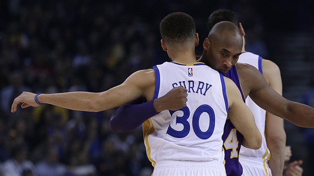 Stephen Curry (vlevo) z Golden State a Kobe Bryant z LA Lakers se zdrav ped vzjemnm utkn.