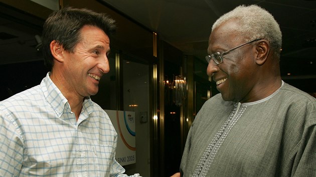 Sebastian Coe (vlevo) a Lamine Diack na archivnm snmku