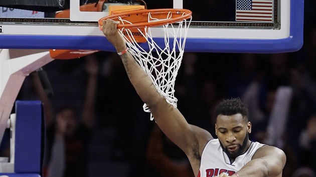 Andre Drummond z Detroitu prv zasmeoval do koe Golden State.