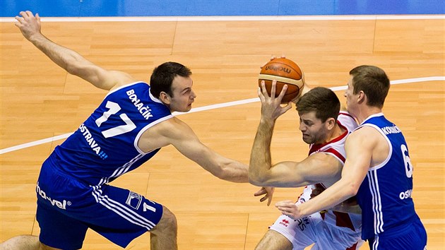 Pardubick basketbalista Kamil vrdlk (uprosted) se tla k ostravskmu koi mezi Petrem Bohakem (vlevo) a Janem Koloninm.