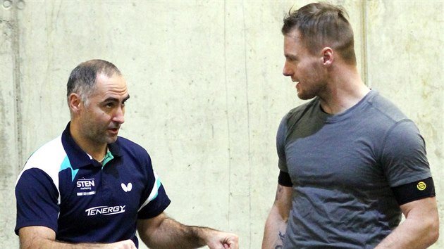 Stolní tenista Petr Korbel (vlevo) dává rady třineckému hokejistovi Martinu Adamskému.