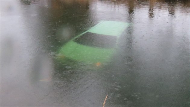 Auto skonilo zcela pod hladinou eky Metuje.