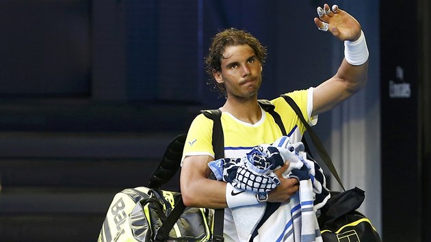 TAK ZAS P͊T! Rafael Nadal se lou s publikem na Australian Open po pekvapivm vyazen v prvnm kole s Fernandem Verdaskem.