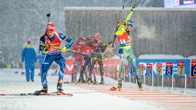 Michal Krm (s slem 28) odjd ze stelnice v zvodu s hromadnm startem v Ruhpoldingu.