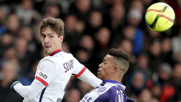 Benjamin Stambouli z Paris St. Germain (vlevo) a Somalia z Toulouse bojuj o m.