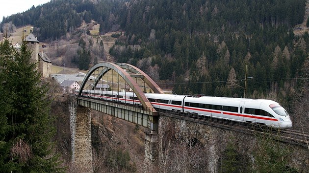 Dálkový rychlík na Trisannském viaduktu v Tyrolsku. Tudy pojedete na trati mezi Innsbruckem a Bregenzem.