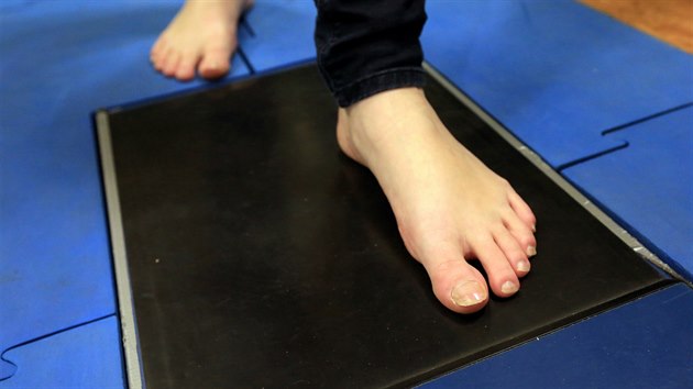 Na fakult sportovnch studi Masarykovy univerzity zkoumaj dopad noen speciln obuvi na zdrav thotnch en. Na snmku astnice vzkumu Kateina Kolaov