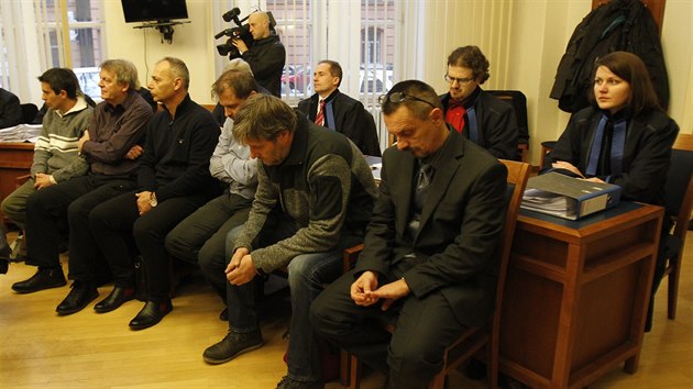 Patnáctičlenná skupina v čele s Čechoíráncem Shahram Abdullahem Zadehem okradla podle vyšetřovatelů stát o 2,3 miliardy korun. Obžalovaní stanuli před soudem (19. 1. 2016).
