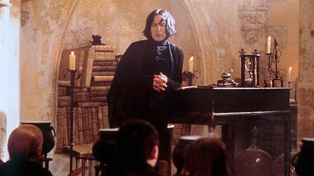 Ve filmu Harry Potter a Kmen mudrc (2001) se Rickman poprv objevil v roli Severuse Snapea.