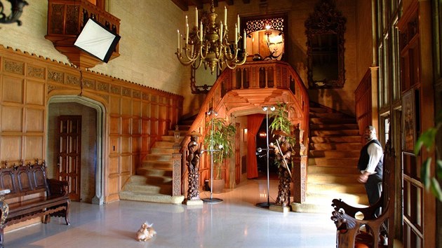 Zjemci si mohou dm pojmenovan Playboy Mansion prohldnout, ale do lonice slavnho majitele nahldnout nesm. Veker interiry rozlehlho sdla, kter se prodv i se zahradou o rozloze pl hektaru, jsou zazeny v dobovm duchu, ppadn se zasekly v 80. letech. 