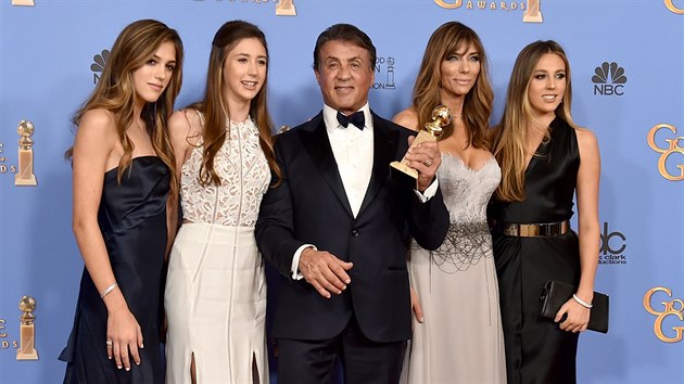 Sylvester Stallone, jeho manželka Jennifer Flavinová a jejich dcery Sophia (vpravo), Sistine (první zleva) a Scarlet (Los Angeles, 10. ledna 2016)