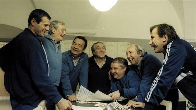 Milan Kňažko, Zdeněk Řehoř, Vladimír Menšík, Jiří Hálek, Marián Labuda, Luděk Kopřiva a Pavel Zedníček ve filmu Dobří holubi se vracejí (1988)