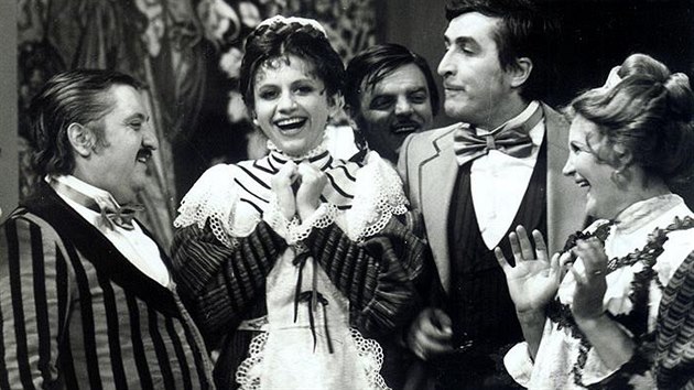Marin Labuda, Zuzana Kronerov, Stano Daniak, Jlius Satinsk a Zita Furkov v televiznm filmu Parsky ivot (1978)