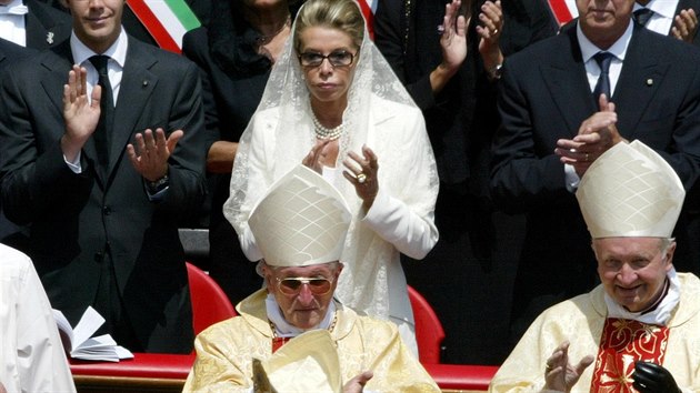 Pape Jan Pavol II. a neapolsk princezna Marina se synem Emanuelem Filibertem a manelem Viktorem Emmanuelem (Vatikn, 18. kvtna 2003)