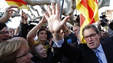 Bývalý premiér Katalánska Artur Mas mává píznivcm. Na postu ho v nedli...