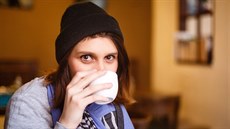 Dokumentaristka Apolena Rychlíková se svým msíním miminkem v kavárn...