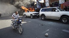Dav demonstrant� vy�el do ulic haitského hlavního m�sta Port-au-Prince. Lidé...