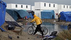 Uprchlický slum u Calais nahrazují obytné kontejnery (14. ledna 2016)