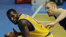 Evan Brett Roseboro (vpravo) z Prostjova brání Coryho Ambercrombieho s míem.