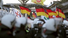 Policie v Kolín nad Rýnem rozhání demonstranty protiislámské iniciativy PEGIDA...