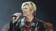 David Bowie pi vystoupení v newyorské Madison Square Garden (15. prosince 2003)