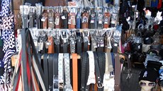 Celníci na�li ve Svatém K�í�i pad�lky známých zna�ek za t�i miliony korun.