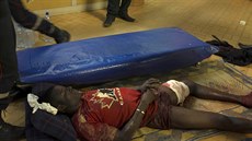 Zranný mladík v hotelu Splendid v Burkina Faso.
