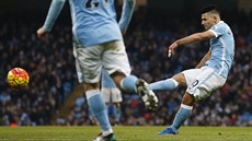 Sergio Agüero st�ílí p�ed koncem prvního polo�asu druhý gól Manchesteru City do...