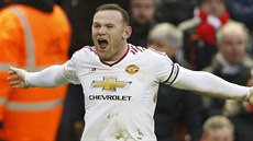 GÓÓÓÓL! Wayne Rooney slaví branku do sítě Liverpoolu, kterou poslal Manchester...