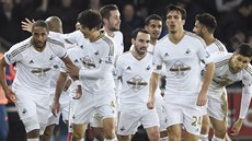 SKV�LE KAPITÁNE! Autor vedoucí branky Ashley Williams (vlevo) p�ijímá gratulace...