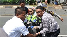 Série útok� v Jakart� si vy�ádala nejmén� deset zran�ných (14. ledna 2016)