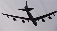 Americký bombardér B-52 nad základnou v jihokorejském Osanu