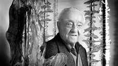Slavný sklářský výtvarník René Roubíček stojí mezi svými skleněnými sloupy z...