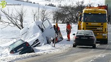 Na chomutovsku sníh komplikoval dopravu. Auta zapadla do sn�hu