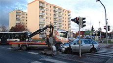 Opilá idika s estiletým díttem ve voze nabourala v Praze 8 do znaky...