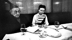 Jean-Paul Sartre s partnerkou Simone de Beauvoirovou v kavárně