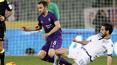 Milan Badelj z Fiorentiny (vlevo) a Marco Parolo z Lazia bojují o mí.