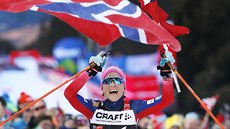 Therese Johaugová slaví triumf na Tour de Ski.