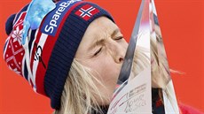 Therese Johaugová líbá trofej pro vítzku Tour de Ski.